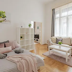 https://vintage-home-next-to-central-market-hall.inbudapesthotels.com